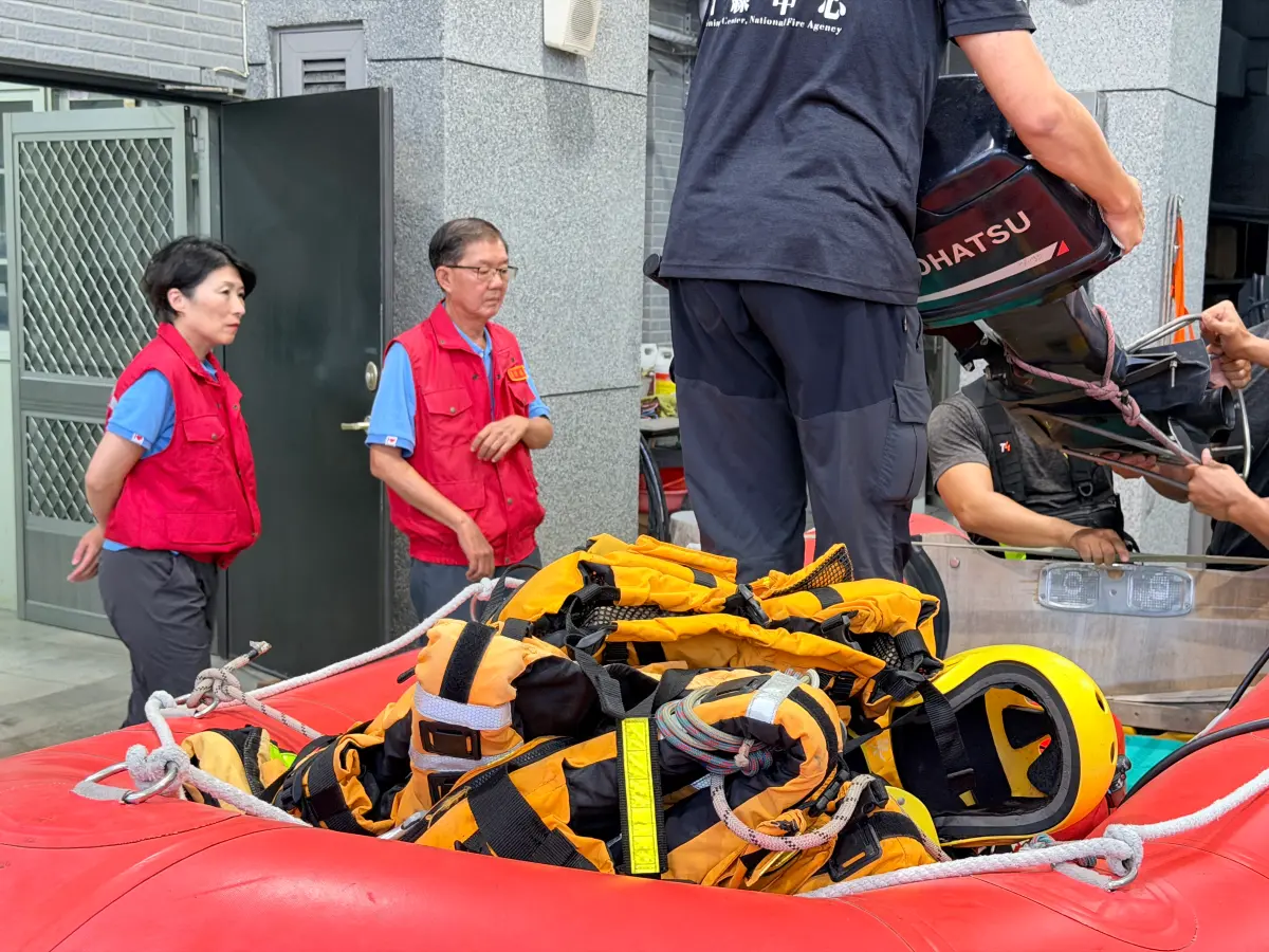 ▲台東消防局緊急派水域專責隊人員馳援花蓮馬太鞍堰塞湖溢流造成災害。（圖／台東市政府提供）