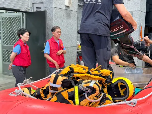 花蓮馬太鞍堰塞湖溢流！洪水沖進市區　台東消防局21人全力救援

