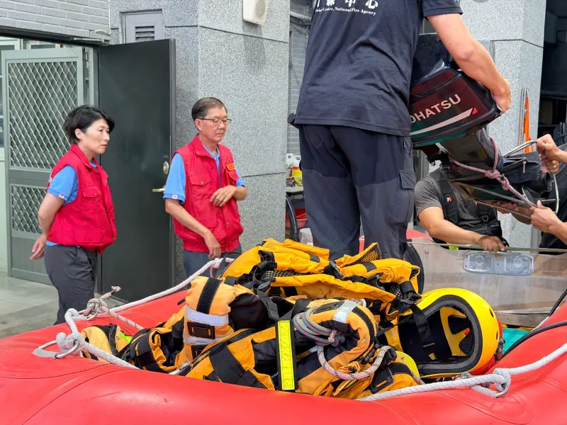 ▲台東消防局緊急派水域專責隊人員馳援花蓮馬太鞍堰塞湖溢流造成災害。（圖／台東市政府提供）