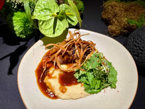 ▲軟嫩帶骨牛小排搭配山葵薯泥、炸牛蒡片與香菜苗。（圖／記者蕭涵云攝）