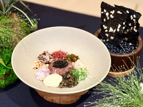 ▲魚子醬點綴的韓式涼拌生牛肉，搭配炸海苔片。（圖／記者蕭涵云攝）