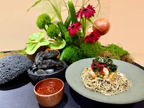 ▲左起：Noir Surprise茄子蝦餅、Waves in Contrast魷魚蔬菜冷麵。（圖／記者蕭涵云攝）