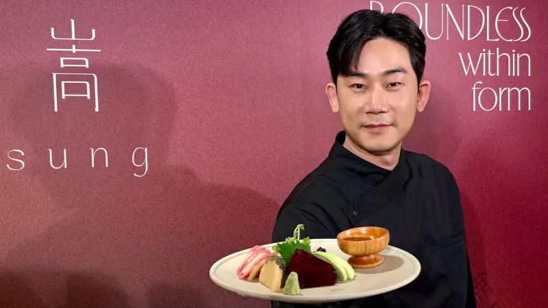 ▲周子瑜欽點最愛韓國Netflix《黑白大廚》黑湯匙林熙元「素食生魚片」，台灣民眾也能在尊鴻餐飲集團旗下「嵩sung」餐廳吃得到。10月1日起開吃「有形無界」聯名6大新菜、價格一覽。（圖／記者蕭涵云攝）