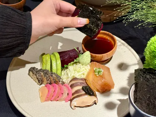 ▲以海苔包起喜歡的食材，沾點醬油就能吃出清甜鮮爽的美味。（圖／記者蕭涵云攝）