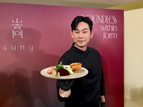 ▲黑白大廚林熙元應尊鴻餐飲集團之邀，與旗下「嵩 sung」義式餐廳聯名，台灣民眾也吃得到子瑜最愛的「素食生魚片」。（圖／記者蕭涵云攝）