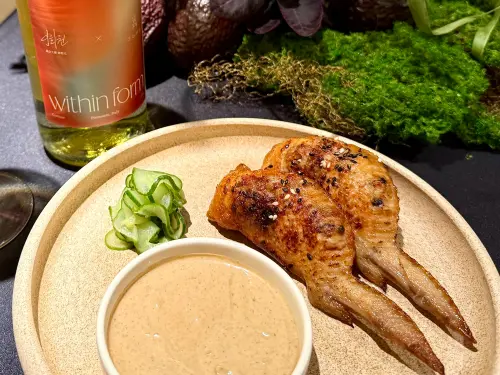 ▲韓式小吃結合台灣小吃，雞翅包飯有了韓式泡菜口味。（圖／記者蕭涵云攝）