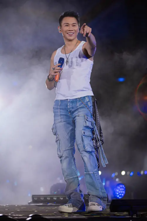 ▲陶喆（如圖）日前在北京鳥巢開唱，他原本在微博上和粉絲約定好演唱會上不要哭，但他自己在場上感動得哭了。（圖／偉大文化提供）