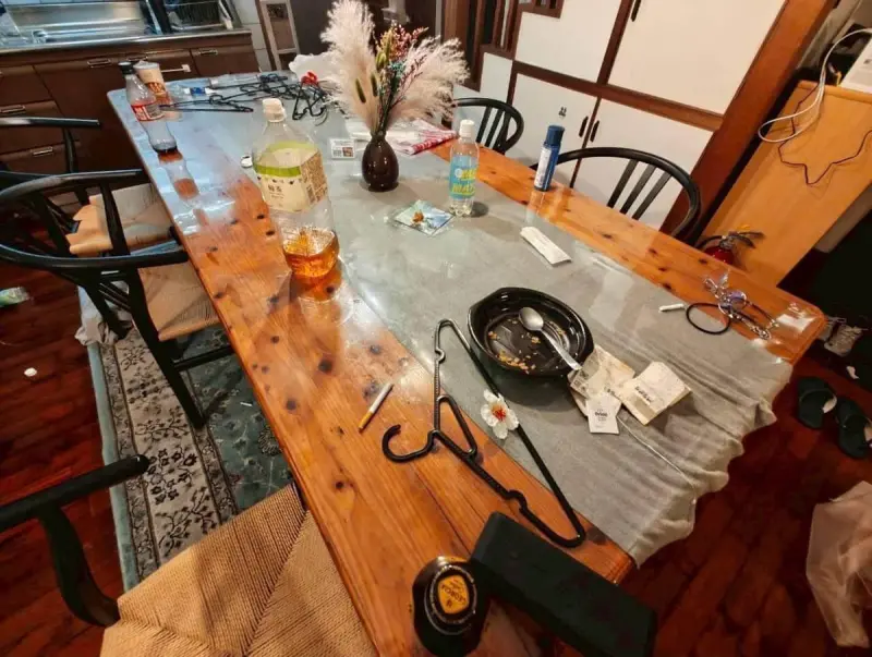 ▲沖繩一棟無人式管理包棟民宿遭到住客惡意破壞。（圖／翻攝自X@mosva_0）