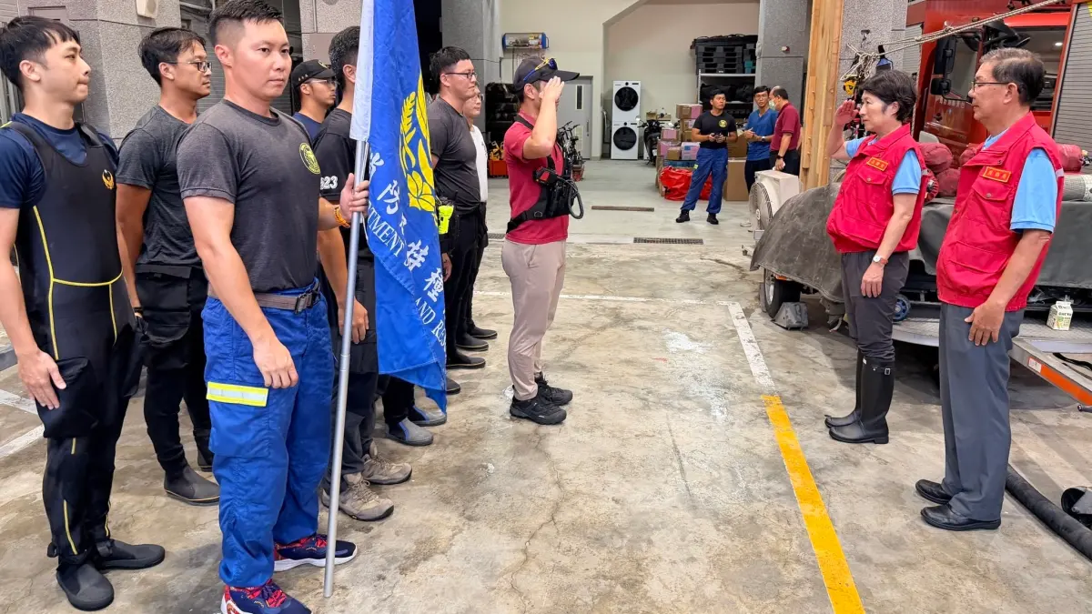 ▲中央氣象署表示，樺加沙颱風暴風圈雖遠離台灣仍發布豪雨特報。花蓮馬太鞍溪堰塞湖發生壩頂溢流、沖斷馬太鞍溪橋。台東縣縣長饒慶鈴表示動員，台東縣消防局立即出發全力救援。（圖／翻攝自饒慶鈴FB）