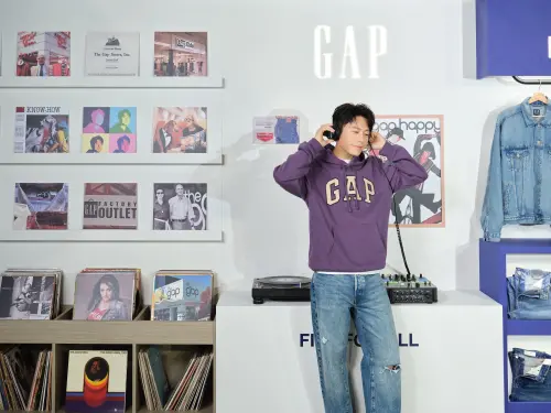 ▲韋禮安（如圖）和太太倆人的穿衣哲學，會在配色上互補，太太也會挑選適合自己和先生穿的衣服，可以互穿。（圖／Gap提供）