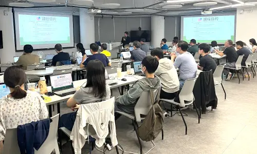 ▲勞動部勞動力發展署高屏澎東區分署開辦人工智慧相關職業訓練課程，以協助學員打造人工智慧(AI)新技能，期透過學習來提昇自我能力。(圖／勞動部高屏澎東區分署提供)