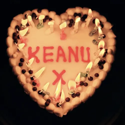 ▲基努李維今年過61歲生日時也和女友亞莉珊卓葛蘭特共度，她還在社群網站上發布心型蛋糕的圖文。（圖／美聯社／達志影像）