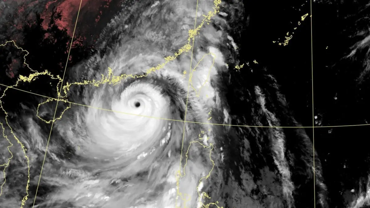 ▲樺加沙颱風在23日晚間8時30分解除海上颱風警報，雖然颱風並未登陸台灣，外圍環流依然帶來劇烈風雨。（圖／中央氣象署cwa.gov.tw）
