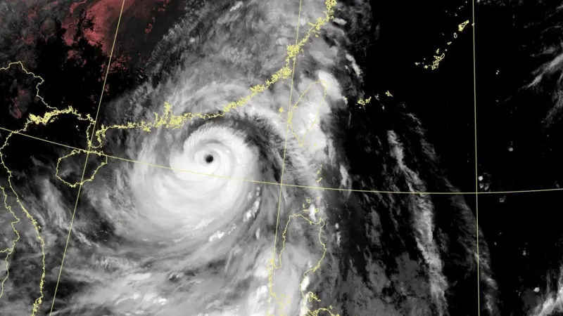 ▲樺加沙颱風在23日晚間8時30分解除海上颱風警報，雖然颱風並未登陸台灣，外圍環流依然帶來劇烈風雨。（圖／中央氣象署cwa.gov.tw）