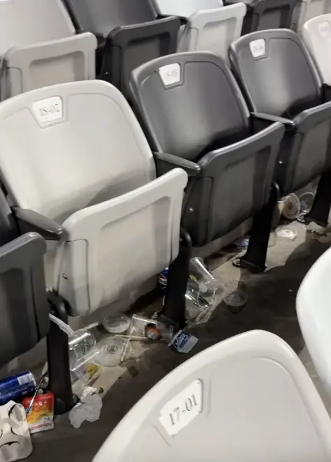 ▲網友在Threads上拍出當天賽後現場照片，痛批小茉莉與友人的行為。（圖／Threads）