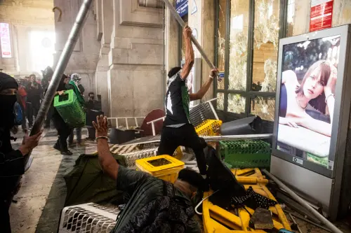 ▲義大利22日多地爆發挺巴勒斯坦示威遊行，在米蘭，抗議者在參加抗議示威活動時與防暴警察發生衝突。（圖／美聯社／達志影像）