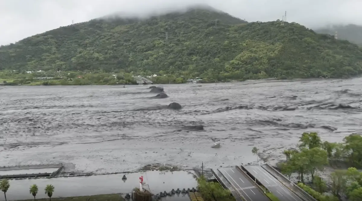 ▲花蓮馬太鞍溪堰塞湖溢流，截至今（24）日清晨6時，已確認14人罹難、34人傷、124名居民受困失聯。（圖／東穩通運公司授權提供）