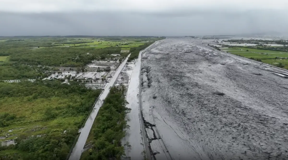 ▲花蓮馬太鞍溪堰塞湖溢流，造成多處災情。（圖／東穩通運公司授權提供）