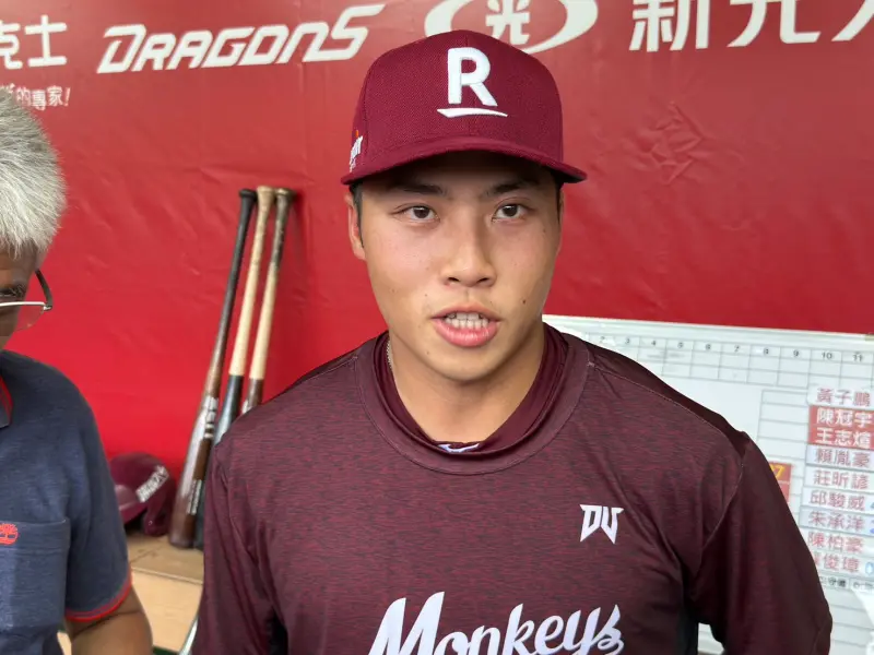 ▲樂天桃猿今年選秀第2指名的內野手許賀捷，今日擔綱先發二壘手、扛第9棒，這也是許賀捷生涯首次在一軍先發出賽，就成為樂天桃猿爭冠關鍵期的秘密武器。（圖／記者林子翔攝）