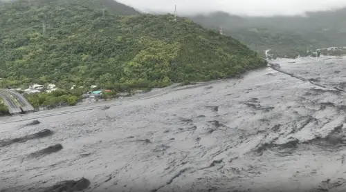 ▲花蓮馬太鞍溪堰塞湖溢流（圖／東穩通運公司授權提供）
