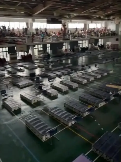 ▲ 樺加沙颱風讓花東地區出現雨勢，花蓮縣光復鄉光復高職，居民在此避難。（圖／翻攝畫面）