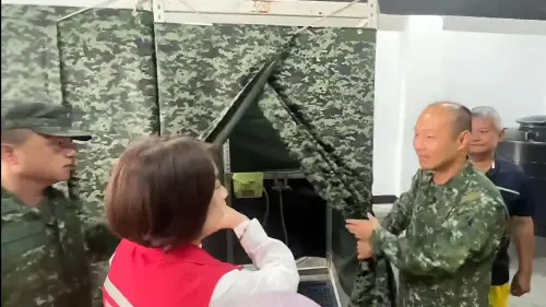 周春米慰問春日安置居民　國軍協助沐浴帳篷
