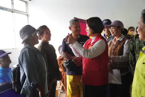 ▲周春米上午前往春日鄉文創園區，慰問安置收容所286人部落居民生活起居。（圖／屏東縣府提供）