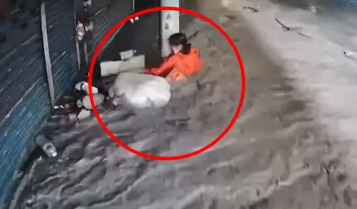 花蓮堰塞湖溢流！婦人洪水中抱電桿掙扎　女兒求援：救救我媽媽
