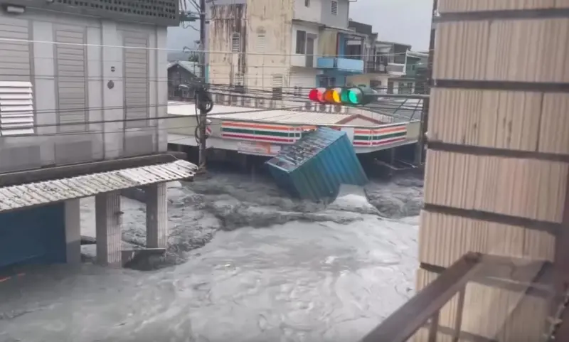 ▲花蓮市區洪災嚴重，便利商店也被淹沒。（擷取自／Threads網友mei770803授權影片）