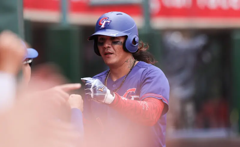 ▲「台韓大戰」晚間18點30分登場，首局中華隊打線就大爆發，第七局靠著台灣隊長陳敏賜扛出再見兩分砲，終場10：0提前七局扣倒韓國，漂亮拿下預賽2連勝。（圖／中華棒協提供）