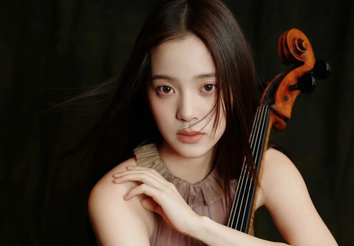 ▲歐陽娜娜宣布回歸「舊愛」懷抱，時隔10年與環球音樂簽約，甜喊：「很開心能和真正理解我的團隊合作」。（圖／環球音樂提供）