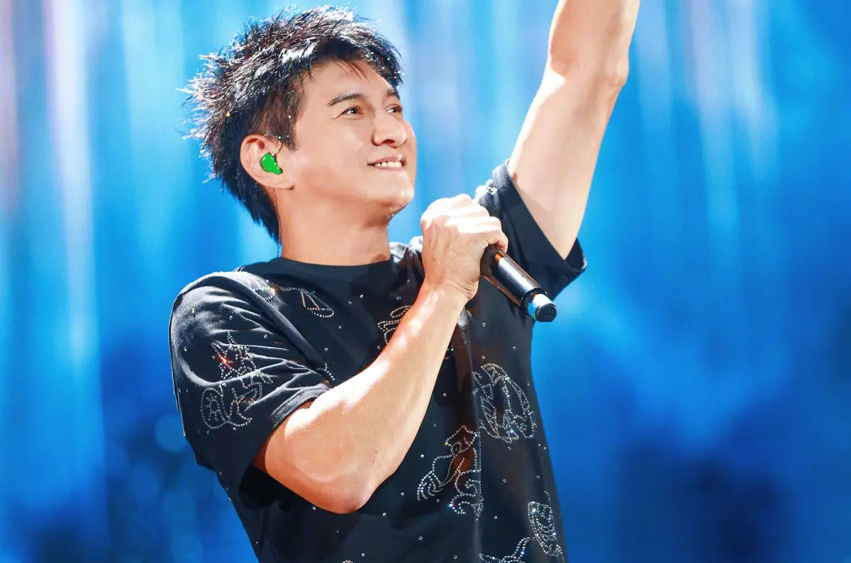 ▲吳奇隆（如圖）近日登台被捕捉暴肥腫一圈，還把衣服硬塞緊身褲，遭狠酸像炸出黑色米腸；還有人點名劉詩詩，叫她給吳奇隆買好點的褲子。（圖／微博@吳奇隆）