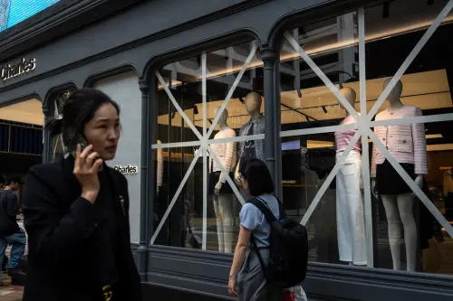 ▲樺佳沙颱風往香港、澳門前進，香港天文台23日下午掛出八號風球，不排除晚間掛出更強風力訊號。（圖／美聯社／達志影像）