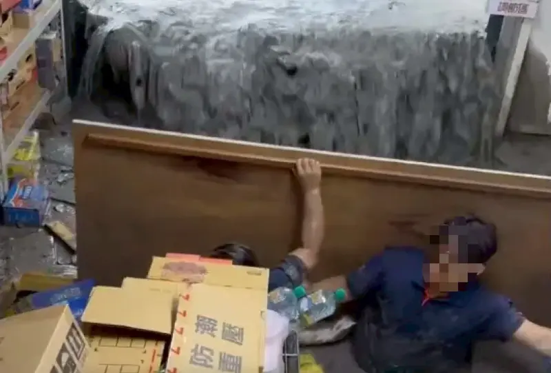 花蓮堰塞湖溢流！全聯員工「肉身扛板」擋洪水　自救驚險畫面曝光