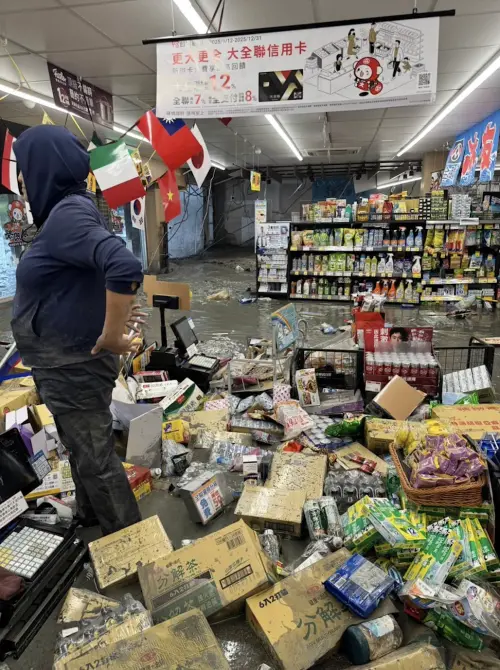 ▲花蓮馬太鞍溪堰塞湖壩頂今（23）日發生溢流，大量泥水瞬間灌入光復鄉市區，位於中山路二段的全聯超市首當其衝。（圖／翻攝畫面）