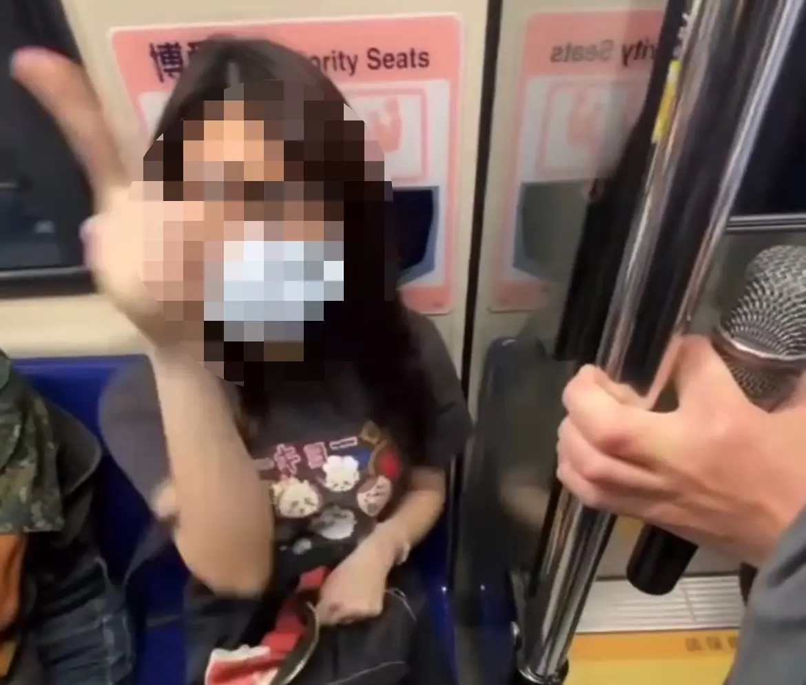 ▲23號上午，北捷發生一起糾紛，一名女子因為雨傘的放置問題，和一名男子吵了起來，事後雙方都在社群媒體PO文，引發網友熱烈討論。（圖／翻攝畫面）