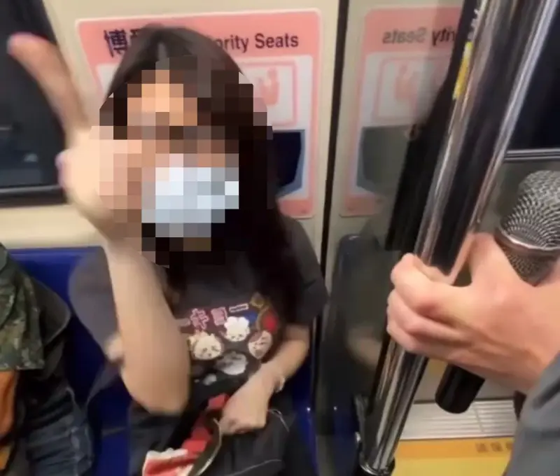 ▲23號上午，北捷發生一起糾紛，一名女子因為雨傘的放置問題，和一名男子吵了起來，事後雙方都在社群媒體PO文，引發網友熱烈討論。（圖／翻攝畫面）