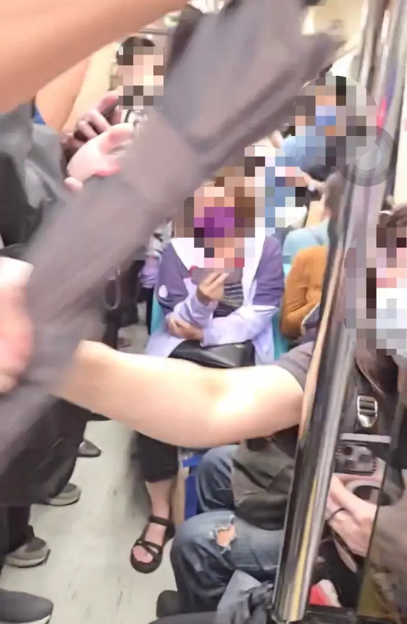 ▲23號上午，北捷發生一起糾紛，一名女子因為雨傘的放置問題，和一名男子吵了起來，演變口角和肢體衝突。（圖／翻攝畫面）