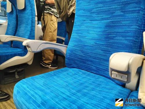 ▲全車扶手均設有110V插座及保護滑蓋，方便旅客隨時充電並兼顧安全性。（圖／記者許若茵攝）