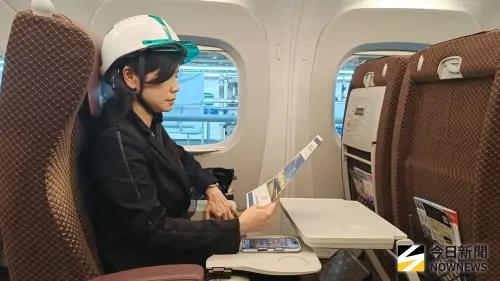 ▲商務車廂除了有椅背餐桌，側面增設收納式小型餐桌盤，讓旅客工作、用餐更方便。（圖／記者許若茵攝）