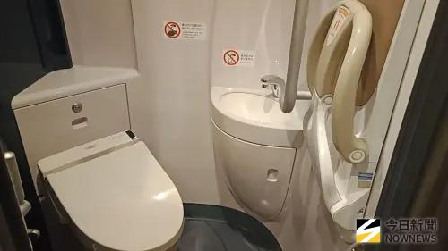 ▲廁所改用免治馬桶，操作面板改為集中式設計，使用更加友善方便。（圖／記者許若茵攝）