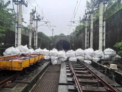 堆置太空包防護！臺鐵光復河底隧道未淹水　電力設施運作正常

