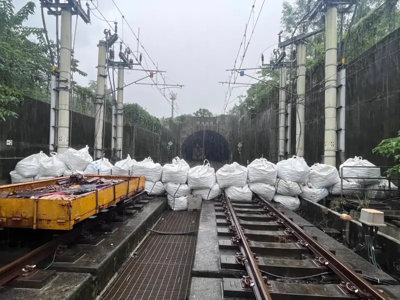 堆置太空包防護！臺鐵光復河底隧道未淹水　電力設施運作正常