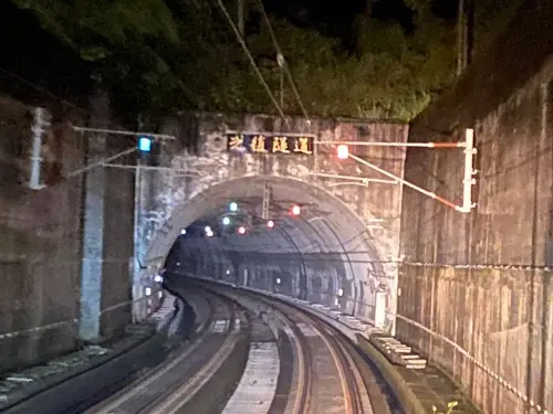 ▲花蓮馬太鞍溪堰塞湖因豪雨溢流，光復河底隧道安全成焦點，臺鐵堆置太空包防護並巡檢，隧道未淹水、設施運作一切正常。（圖／翻攝沈慧虹臉書）