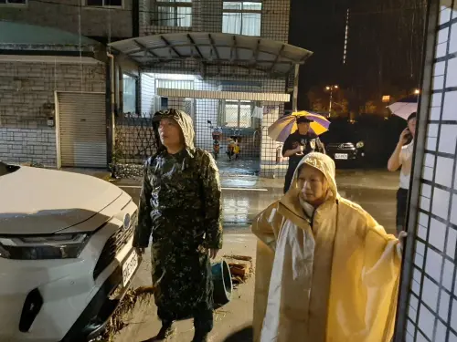 ▲23日晚間徐縣長於光復鄉內探視多處民宅、關心鄉親。（圖／花蓮縣府提供）