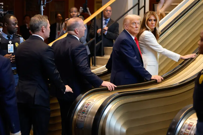 ▲美國總統川普（Donald Trump）與第一夫人梅蘭妮亞（Melania Trump）23日出席聯合國大會，結果手扶梯突然停止，兩人只好步行上樓。（圖／美聯社／達志影像）