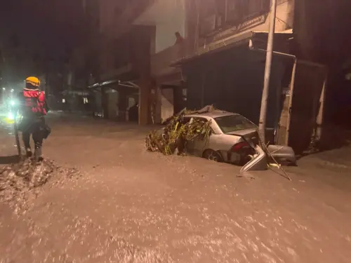 ▲花蓮馬太鞍溪堰塞湖23日下午溢流，導致溪水暴漲，造成下游市區嚴重淹水。（圖／台東縣消防局提供）