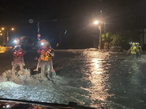 ▲花蓮馬太鞍溪堰塞湖23日下午溢流，溪水暴漲造成光復鄉嚴重淹水。（圖／台東縣消防局提供）