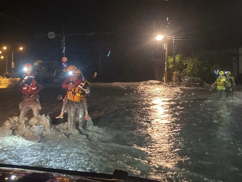 ▲花蓮馬太鞍溪堰塞湖昨（23）日下午溢流，溪水暴漲造成光復鄉嚴重淹水。（圖／台東縣消防局提供）