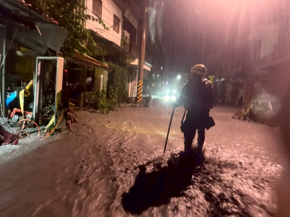 ▲花蓮馬太鞍溪堰塞湖23日下午溢流，導致溪水暴漲造成光復鄉淹水。有台南人得知災情後立馬連夜載物資趕往當地，也有花蓮青年包車返鄉救援，讓許多人感動不已。（圖／台東縣消防局提供）